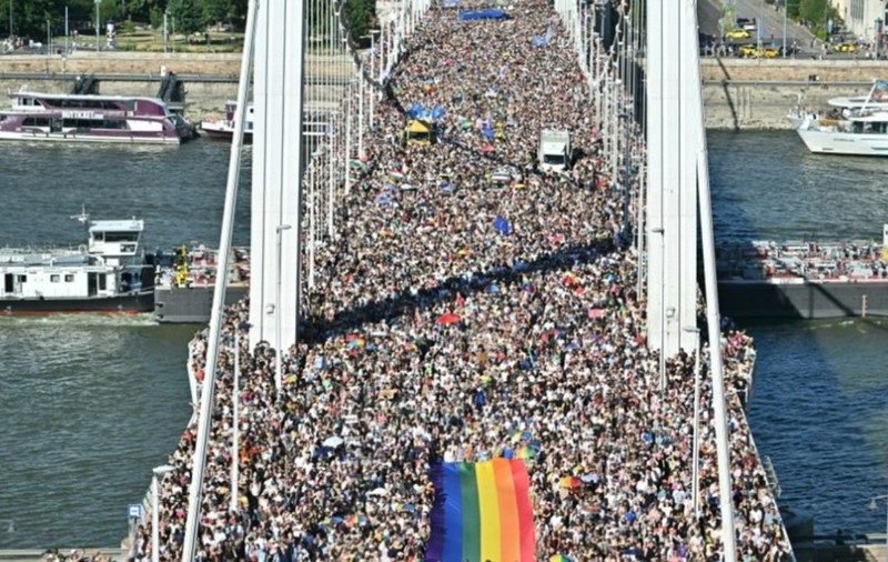 „Nu mai e vorba doar despre Pride”: Explicația pentru numărul fără precedent de oameni, uimitor de mare, adunat la parada interzisă de la Budapesta