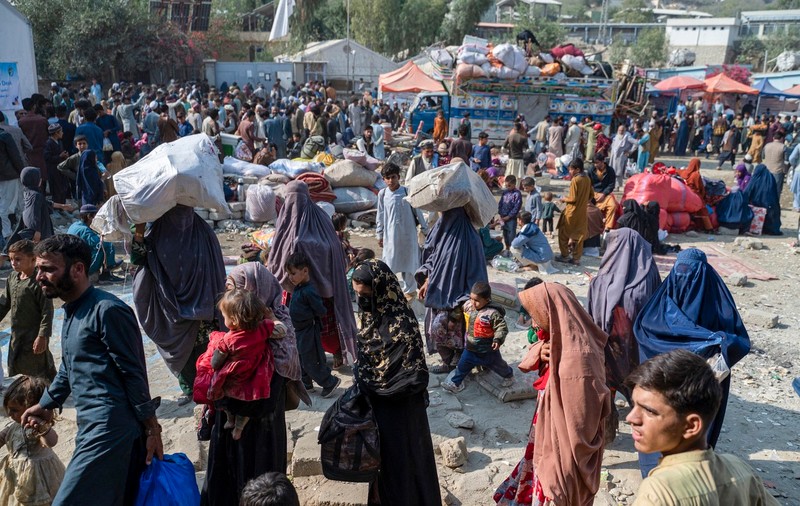 Pakistanul le-a ordonat celor 1,7 milioane de refugiați afgani să plece din țară până pe 1 noiembrie. Mii de oameni s-au îngrămădit la graniță