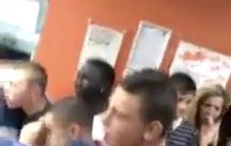 Teroare la un McDonald's din Marea Britanie! 100 de tineri au vandalizat restaurantul, i-au bătut pe angajați și au furat mâncare | VIDEO