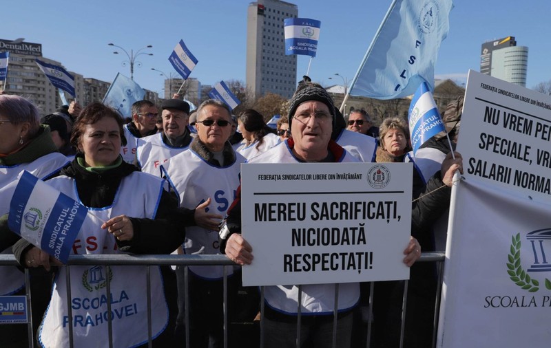 Federaţiile din Educaţie au ieșit în stradă și au protestat în fața Guvernului: „Mereu sacrificați, niciodată respectați. Vrem salarii decente”