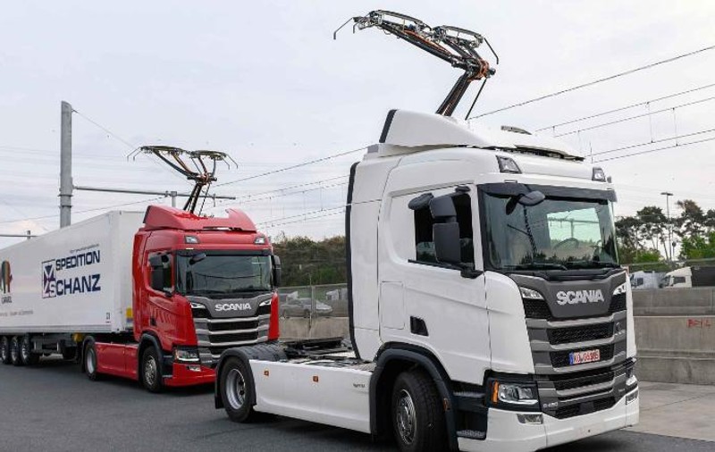 Germania a inaugurat prima autostradă electrică pentru camioane. Se vor alimenta în mers, ca trenul