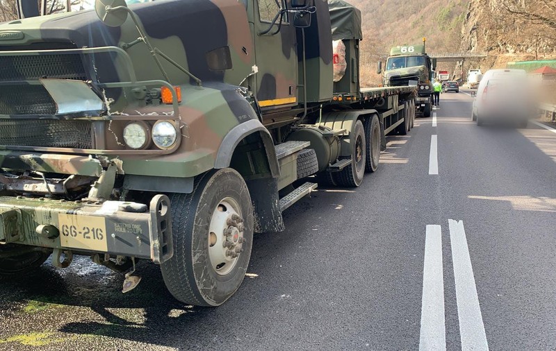 Trei autovehicule militare NATO implicate într-un accident pe Valea Oltului