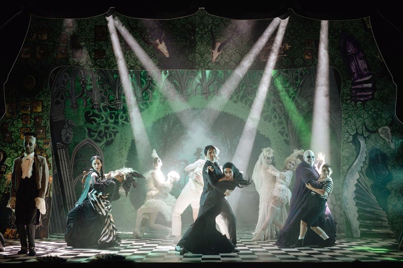 Imagine din spectacolul „Familia Addams”, foto Vlad Catană