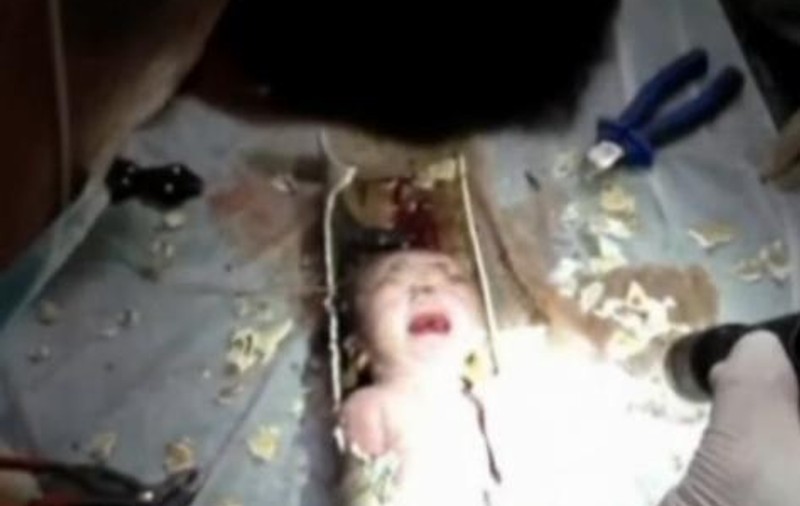 IMAGINILE care AU ȘOCAT PLANETA! Uite cum E SCOS UN BEBELUȘ de pe ȚEAVA WC-ului, după ce PĂRINȚII au TRAS APA după el! VIDEO TULBURĂTOR