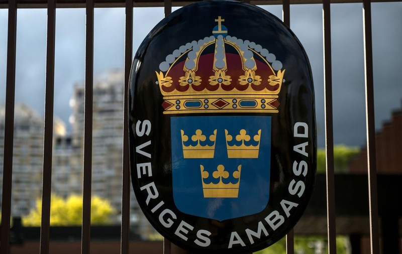 Ambasada Suediei de la Moscova, vandalizată de trei bărbați necunoscuți | VIDEO