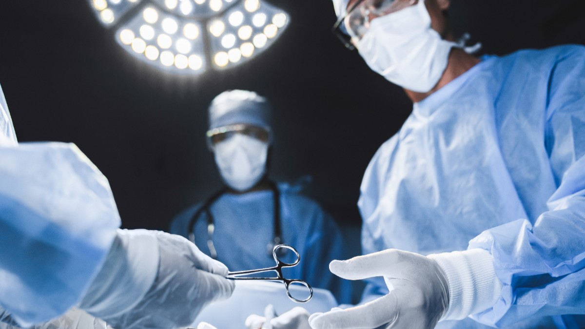 Doctori în echipament medical, în timpul unei operații.