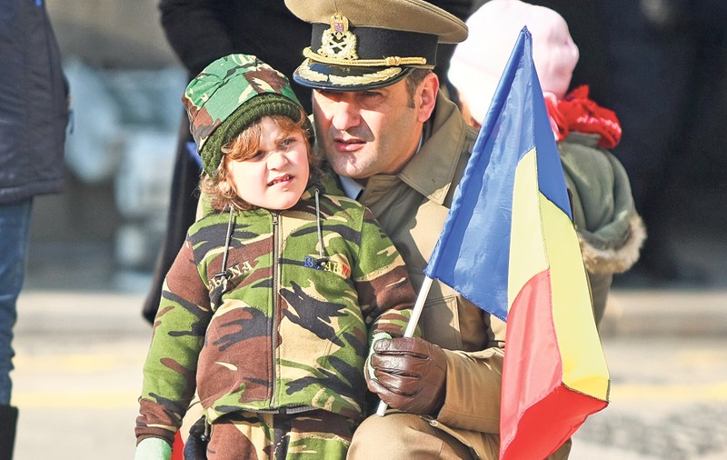 Sute de copii au privit, alături de părinţi, parada de 1 Decembrie din Capitală: «Tati, să lupţi pentru mine şi pentru România!» | FOTO