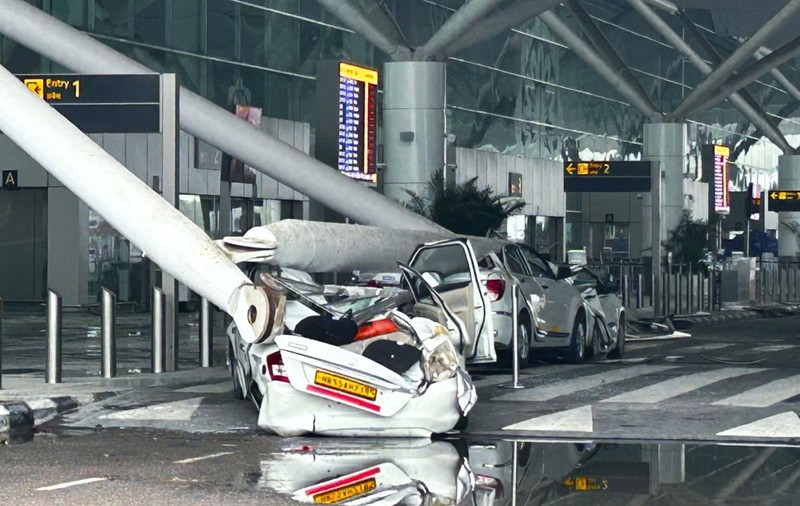 O parte din acoperișul principalului aeroport din New Delhi s-a prăbușit din cauza ploilor. Cel puțin o persoană a murit