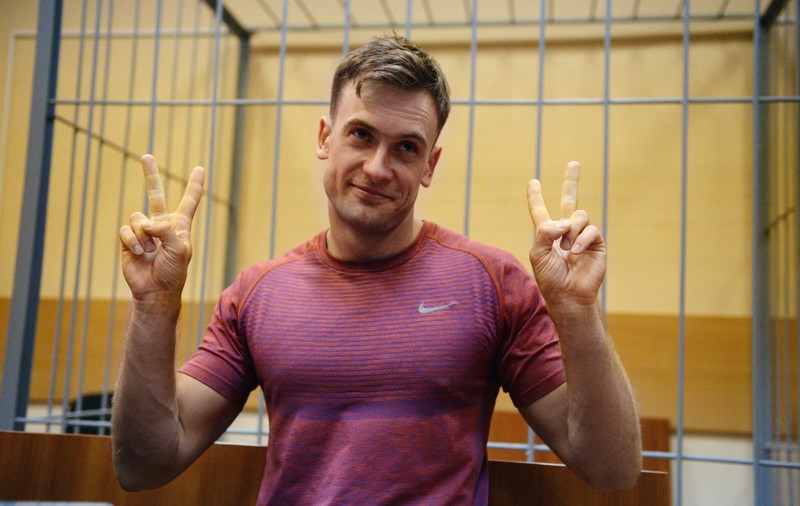 Activistul Pussy Riot care a fondat site-ul Mediazona a primit 8 ani de închisoare pentru că a postat imagini cu gropile comune din Bucha