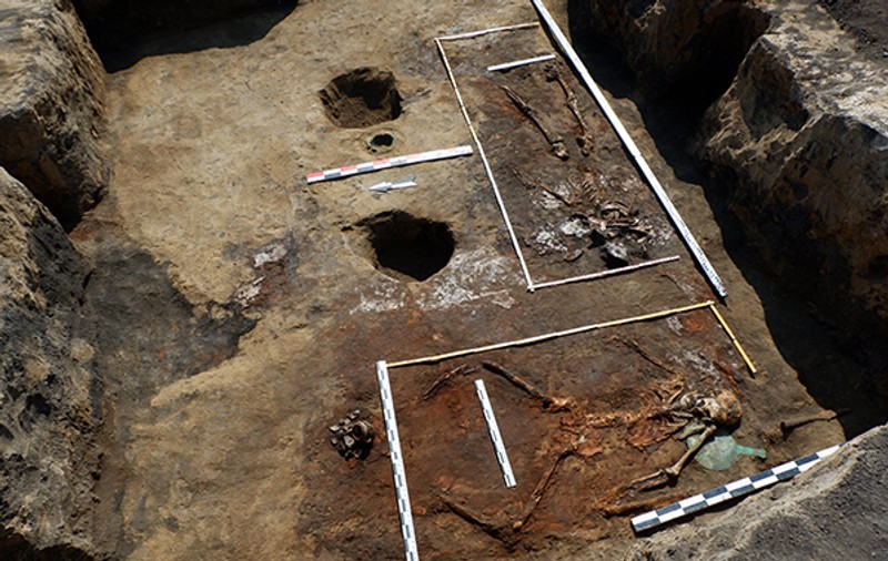 Descoperire arheologică unică în istorie. Ce se afla în mormântul a trei generații de amazoane
