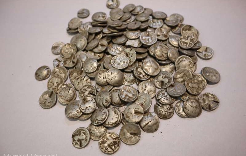 Peste 150 de drahme şi tetradrahme greceşti din argint, vechi de 2.000 de ani, descoperite în Vrancea de doi căutători de comori
