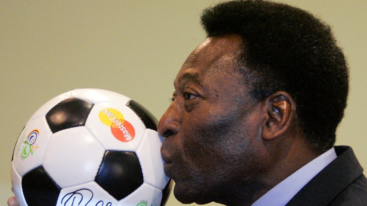 Legenda fotbalului Pele sărută o minge de fotbal la o conferință de presă la Leipzig cu ocazia premierei germane a filmului autobiografic „Pele forever”. Foto: Hepta