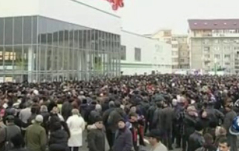 Video / Ieşenii s-au călcat, din nou, în picioare pentru promoţii