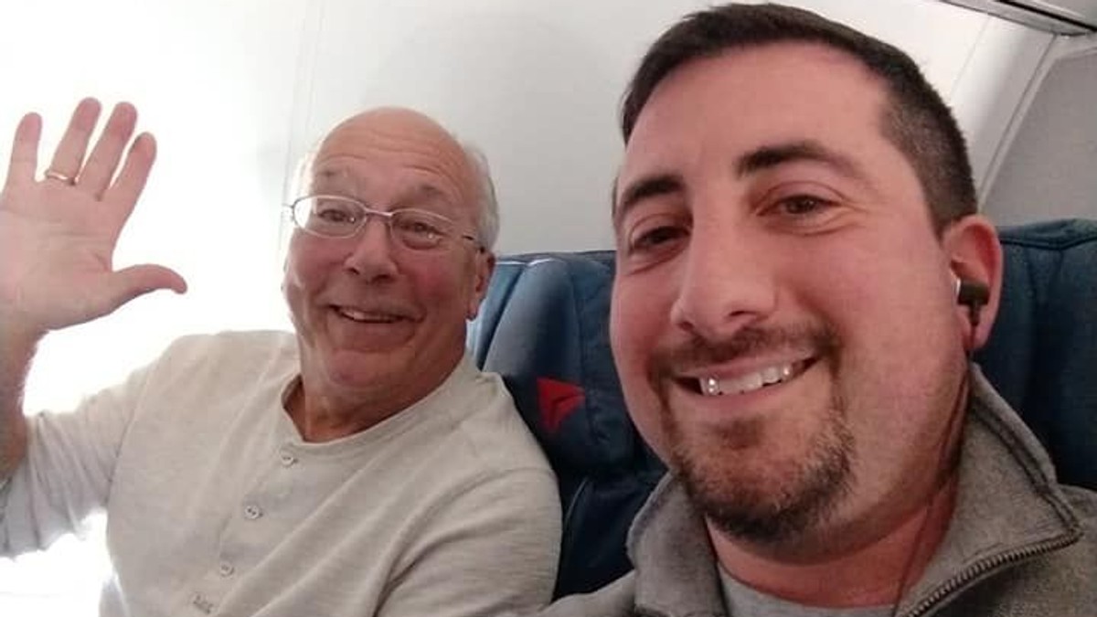Un tată și-a cumpărat bilete de avion pentru a petrece Crăciunul alături de fiica lui