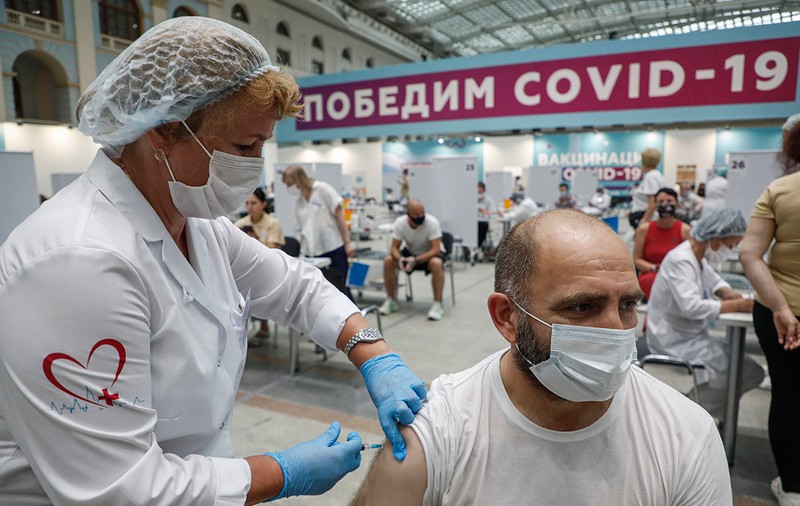 De ce sponsorizează Rusia și China antivaccinismul și teoriile conspirației?