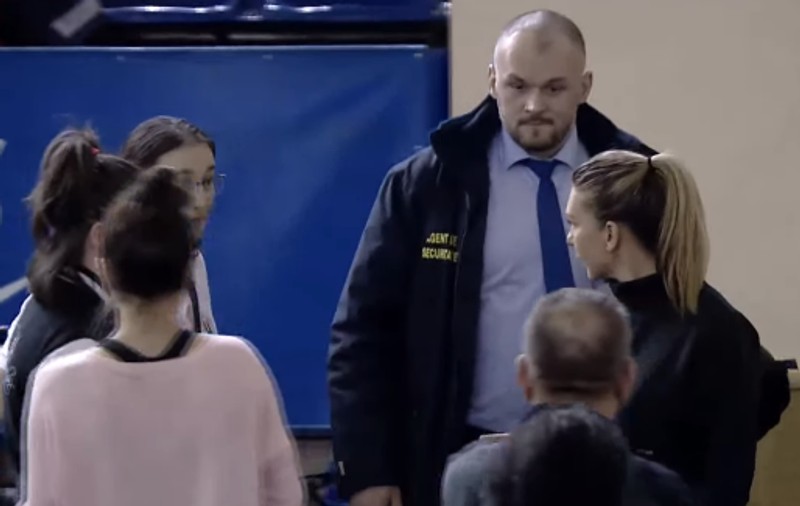 Simona Halep este păzită de un bodyguard la Cluj-Napoca. Cine este uriașul / GALERIE FOTO