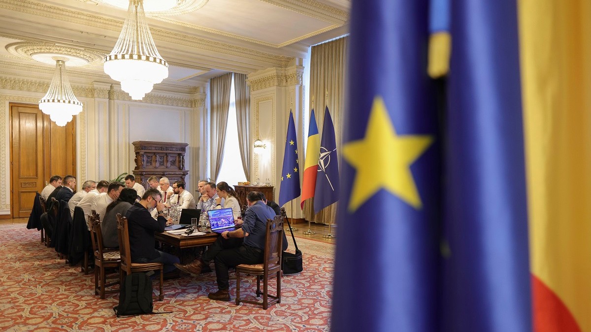 Mai mulți oameni în jurul unei mese, discută