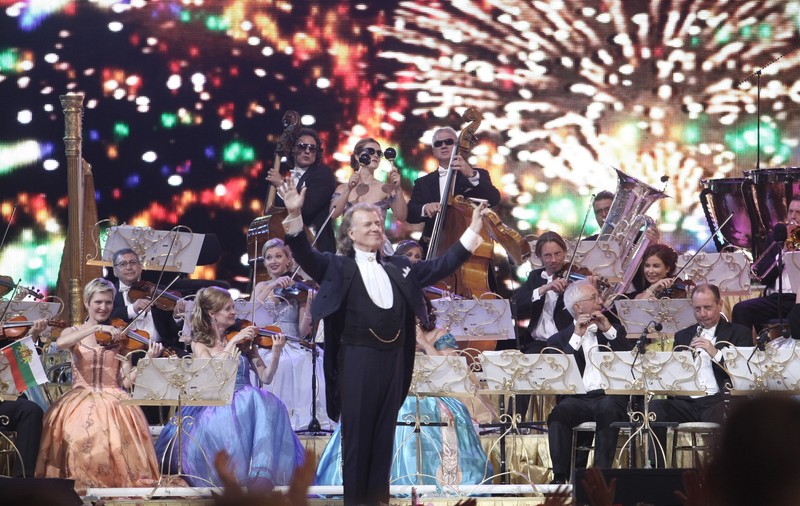André Rieu a făcut show în în Piaţa Constituţiei. A cântat ”Ciobănaş cu trei sute de oi” | FOTO