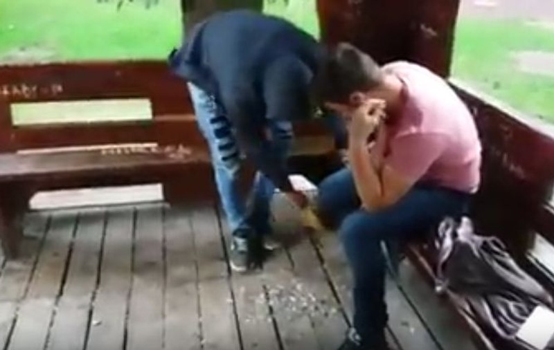 Tineri care au aruncat pe jos cojile de semințe, pedepsiți exemplar de polițiști (VIDEO)