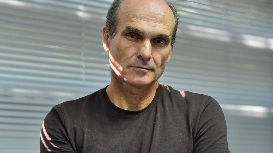 Protestatarii au aprins lumânări cu inițialele jurnalistului Cristian Tudor Popescu (CTP) și i-au cântat „Veșnica pomenire”, un gest care a stârnit un val de critici vehemente în spațiul public.
