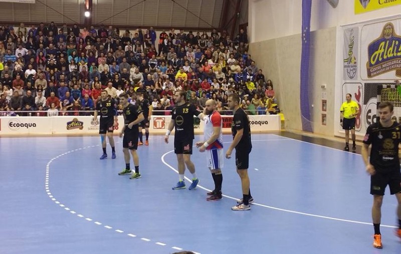 Dunărea Călărași, bătută de Steaua după ce a condus tot meciul. Circ la sală: a plouat pe parchet, iar organizatorii au pus un prosop pe teren, pe care jucătorii l-au ocolit!!