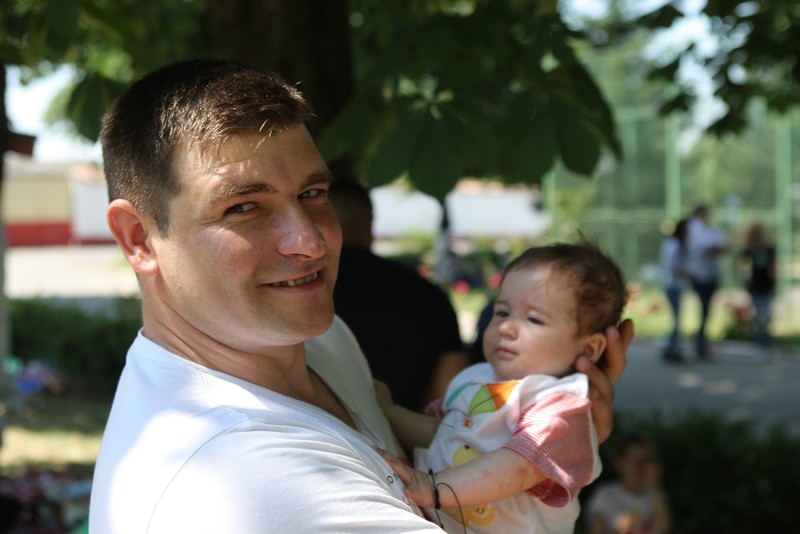 De ziua celor mici, deţinuţii de la Penitenciarul Jilava s-au jucat cu copiii lor. Zeci de prichindei au intrat pe poarta puşcăriei de la marginea Capitalei pentru a-şi întâlni taţii care, din diferite motive, au ajuns în spatele gratiilor. A fost un alt mod de a petrece Ziua Copilului.