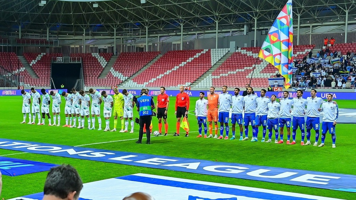 Jucătorii naţionalei Irlandei au plecat capetele la intonarea imnului Israelului.