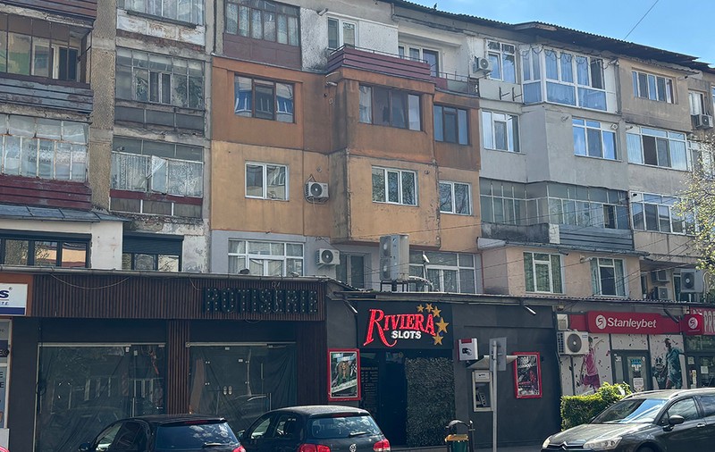Tecuci, capitala păcănelelor. „Moși și romi mai suntem. Dacă n-ar fi păcănelele, ne-am sparge dinții zilnic”