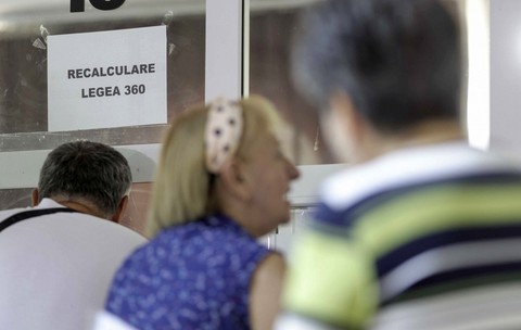 Pensionari la ghișeu, după recalcularea pensiilor. Foto: Inquam Photos / Octav Ganea
