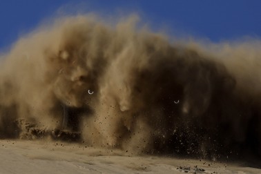 Pilotul francez Mathieu Serradori și co-pilotul Loic Minaudier se pierd împreună cu vehicului într-un nor de nisip în timpul Raliului Dakar, pe 1 ianuarie 2022.