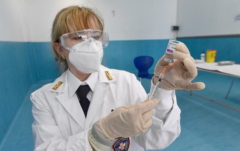 Germania, Franța și alte țări din UE reiau vaccinarea cu AstraZeneca, după ce Agenția Europeană pentru Medicamente a zis că „e sigur și eficient”