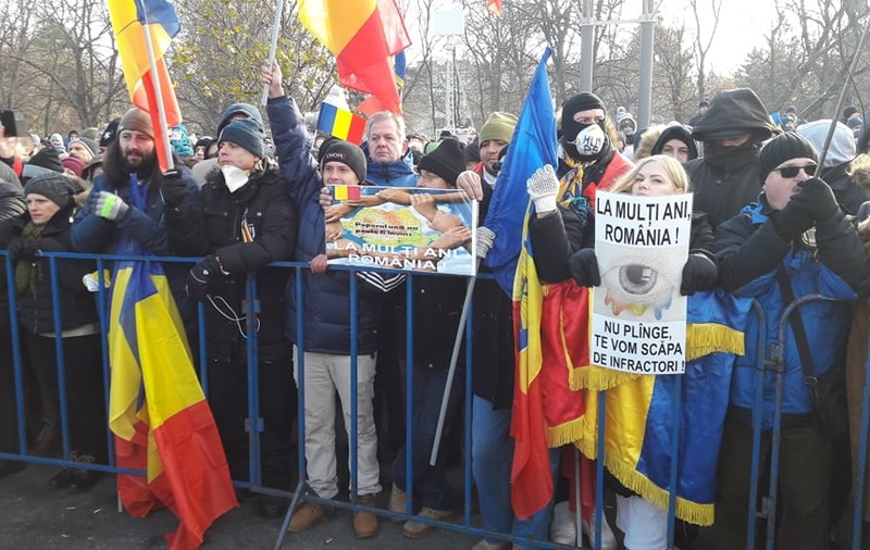 Incidente în mulțime la parada de 1 Decembrie. Protestatarii #Rezist au îmbrâncit un bărbat acuzându-l că e jandarm