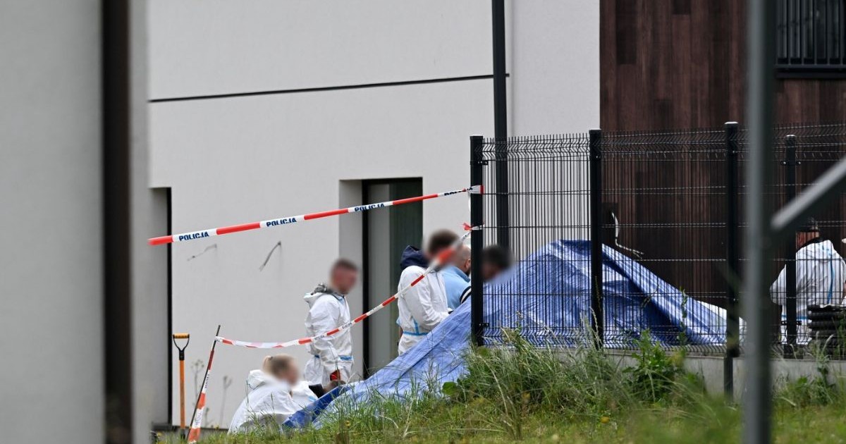 Polițiștii efectuează operațiuni pe o proprietate din satul Lutoryz, în sud-estul Poloniei, pe 12 iunie 2026. În timpul lucrărilor de construcție în curs de desfășurare în Lutoryz, au fost descoperite pe proprietate rămășițele a aproximativ 30 de fetuși umani și cantități mari de deșeuri medicale îngropate.