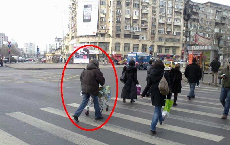 Made in România! O femeie se plimbă cu un cărucior de cumpărături prin centrul Capitalei | FOTO