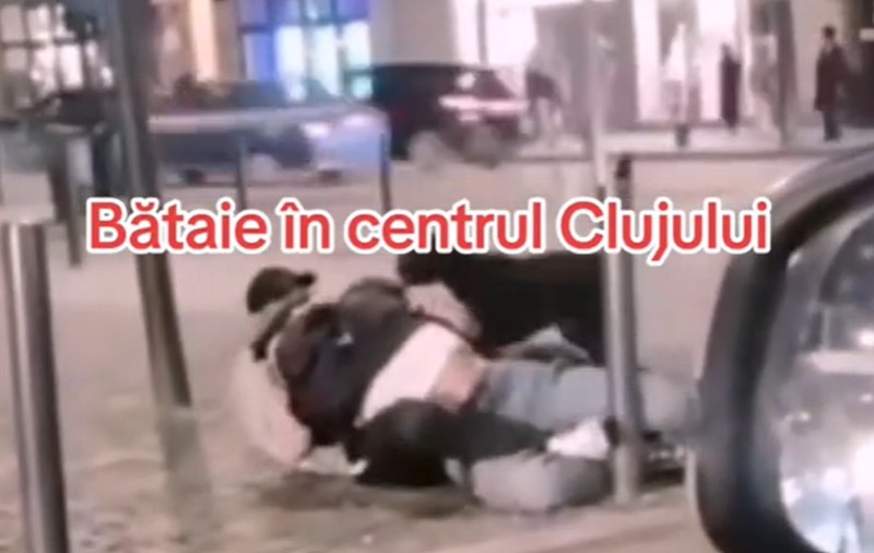 Doi bărbați s-au luat la bătaie în Piața Unirii din Cluj. Unul dintre ei a ajuns la spital | VIDEO