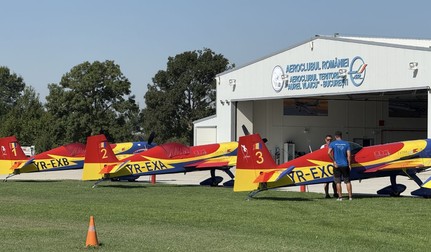 Trei aeronave Extra 300 ale Hawks of Romania aliniate în fața hangarului Aeroclubului României. Foto: Claudiu Râpan / Libertatea