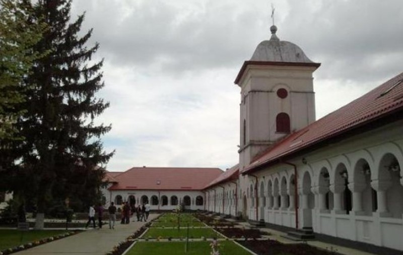 Mănăstirea Ghighiu – lăcașul unde mii de credincioși merg să se roage