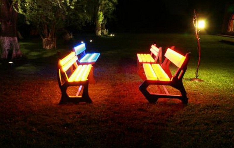 Primăria Constanța vrea să cumpere bănci cu led din lemn tropical, coșuri și jardiniere circulare
