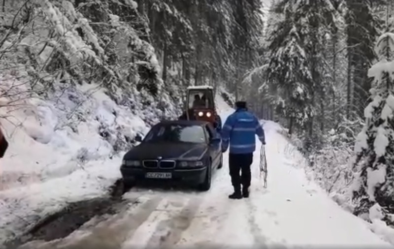 VIDEO| Tineri salvați de jandarmi din nămeți după ce GPS-ul i-a băgat pe un drum de munte închis din cauza zăpezii în Bistrița Năsăud