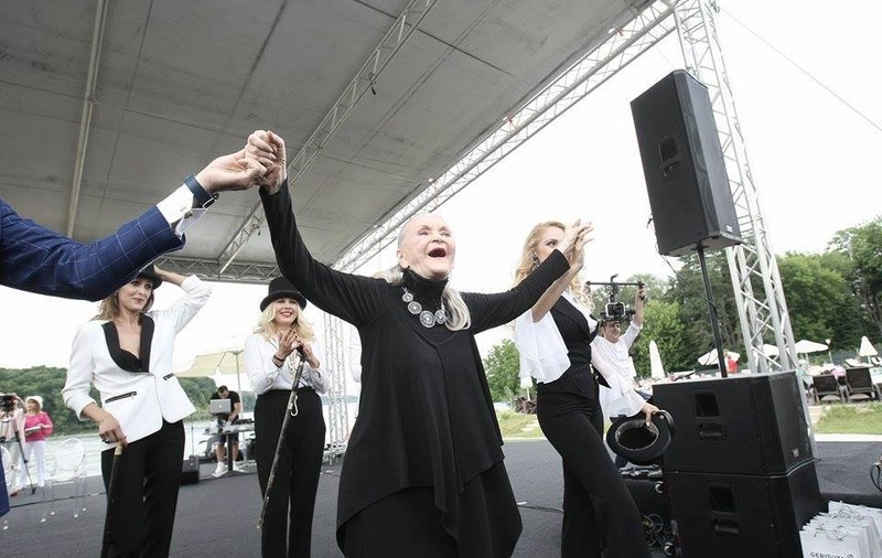 FOTO EXCLUSIV/Apariţie surpriză la aniversarea Zinei Dumitrescu. Fosta creatoare de modă, impresionată până la lacrimi