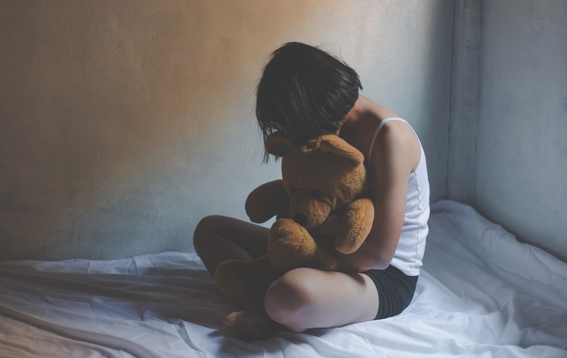 Dosar penal pentru violență în familie în cazul Mariei, fetița de 12 ani din Suceava bătută și înfometată de asistenții maternali