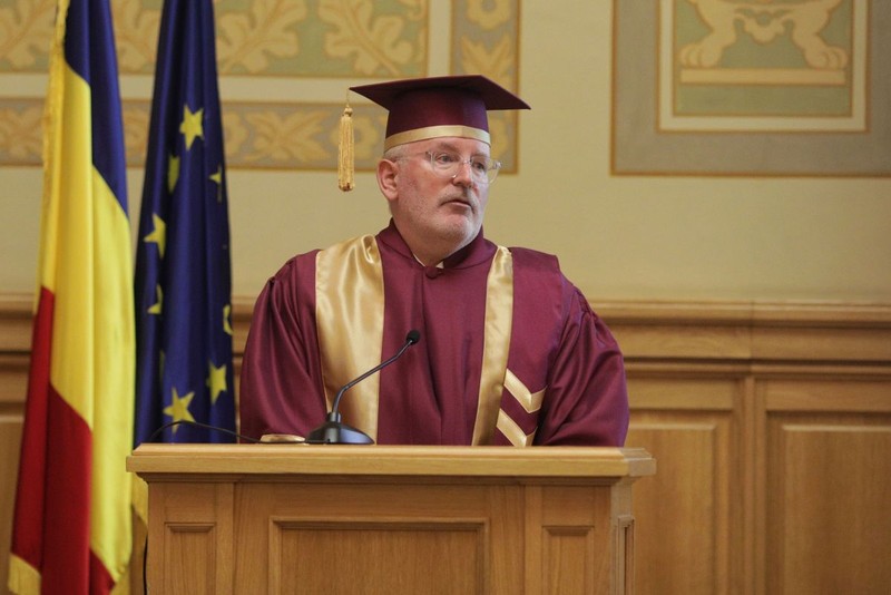 Frans Timmermans primeşte titlul de Doctor Honoris Causa de la SNSPA, Bucureşti