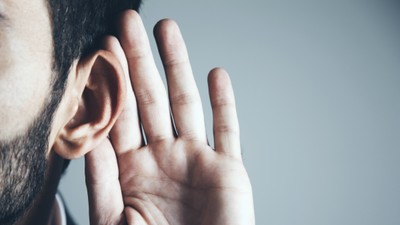 Cum a pierdut un român din Italia ajutorul pentru invaliditate, deși era surd