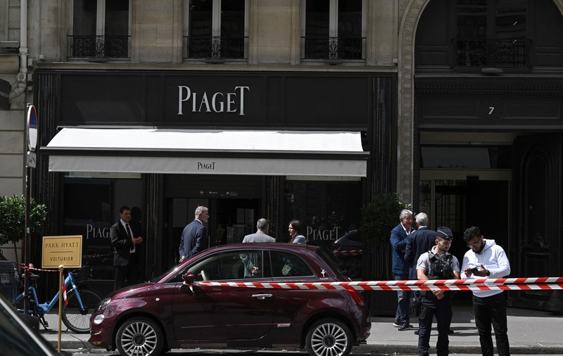 Jaf armat la un magazin de bijuterii din Paris. Prejudiciul estimat este între 10 și 15 milioane de euro