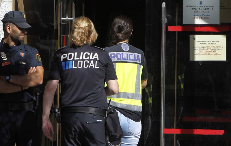 Atentat dejucat în Barcelona. Un bărbat care striga "Allahu Akbar" a încercat să intre într-o secție de poliție
