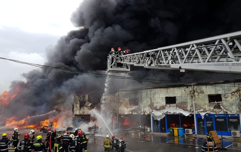 FOTO&VIDEO / Incendiu violent la un depozit de mase plastice și vopseluri de lângă București. Trei persoane au ajuns la spital