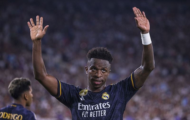Un suporter al echipei FC Sevilla a fost scos de pe stadion, după ce a făcut gesturi rasiste către un fotbalist de la Real Madrid