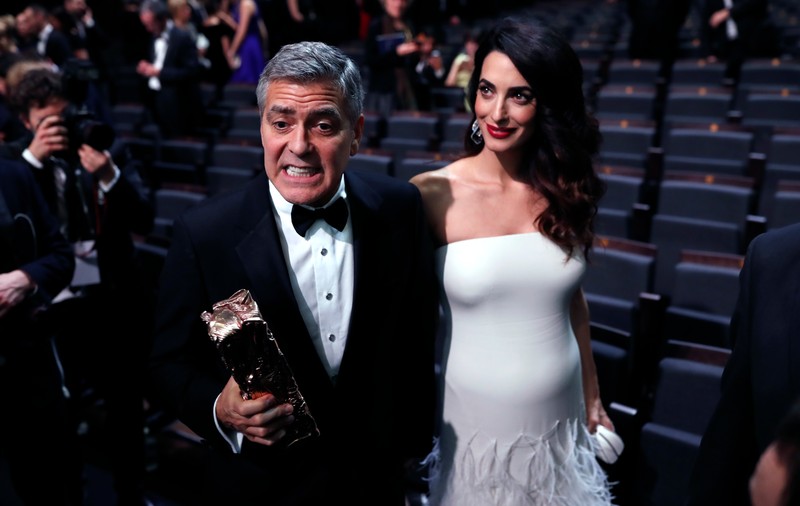 Amal Clooney și-a etalat pentru prima oară burtica de gravidă. Soții Clooney, pe covorul roșu de la Paris | FOTO