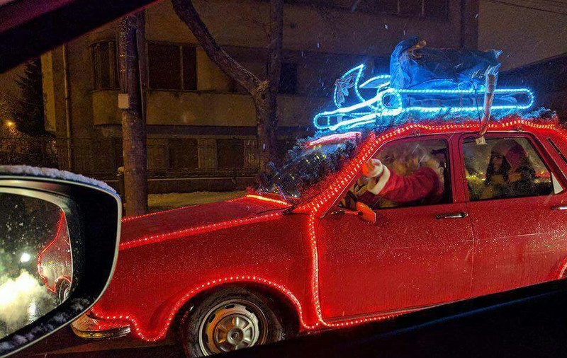 Dacia lui Moș Crăciun după care nu doar copiii întorc capul / GALERIE FOTO