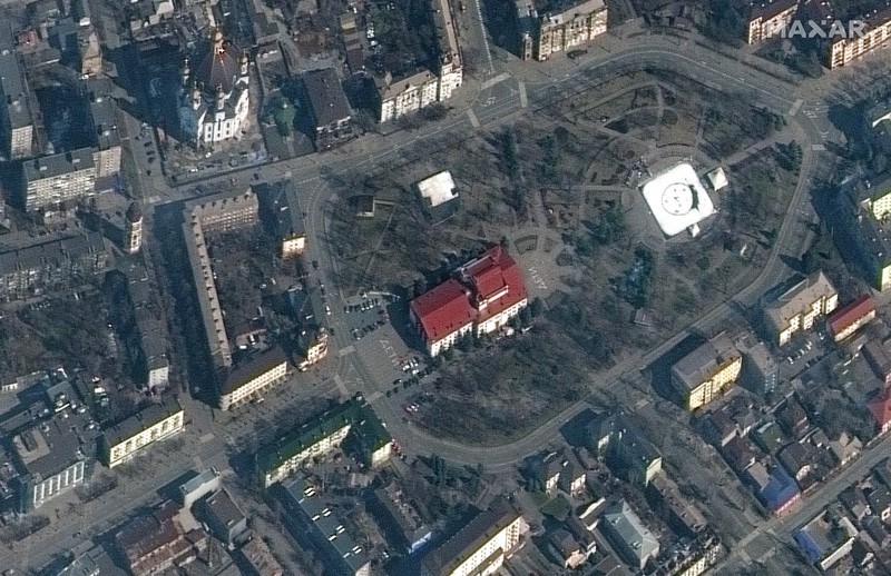 Imaginie din satelit, 14 martie, teatrul din Mariupol și cuvântul "copii" scris în rusă, lângă clădire (foto Profimedia)